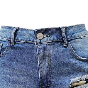 Shorts en jean taille haute déchirés avec ourlet effiloché et détails camouflage – Style décontracté pour l'été - Product Image 6