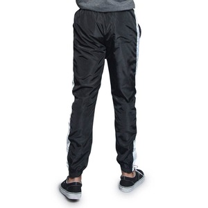 Pantalon cargo en polyester noir vierge personnalisé pour homme avec boutons-pression latéraux – Vente en gros - Product Image 4