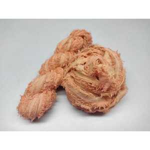 Fil en ruban de coton recyclé effet frisé, teint à la main couleur pêche, pour tissage et travaux au crochet - Product Image 1