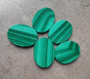 มาลาไคต์ธรรมชาติทรงรีแบบคาโบชอง หินพลอยเม็ดเดี่ยวสำหรับทำเครื่องประดับ วัสดุงานฝีมือ และของสะสม - Product Image 4