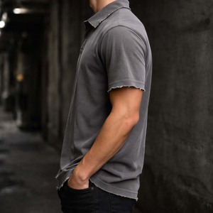 เสื้อโปโลผู้ชายแบบดิสเทรส ผ้าฝ้ายสีเทาฟอก ขอบดิบ สไตล์สตรีทแวร์ แขนสั้น เสื้อยืดลำลอง - Product Image 5