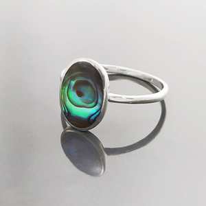 แหวนรูปไข่แบนประดับเปลือกหอยเป๋าฮื้อแท้ สีรุ้งสะท้อนแสง ดีไซน์เรียบง่าย ทำจากเงินแท้ - Product Image 4