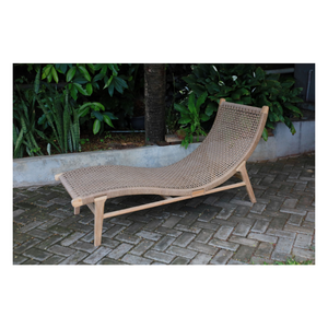 Découvrez la relaxation ultime avec notre chaise longue en teck, fabriquée en bois de teck durable et en rotin synthétique tressé. - Product Image 1