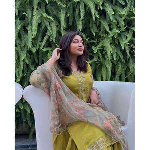 Ensemble de costume en mousseline de soie XL pour occasions spéciales avec broderie de paillettes et de zari, haut à manches trois-quarts - Product Image 2