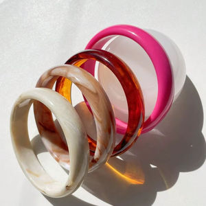 Bracelets ouverts en résine ondulée irrégulière verte de style européen et américain, bijoux de main de luxe haut de gamme au design simple et élégant - Product Image 1