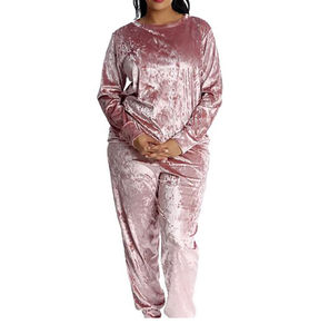 ชุดวอร์มกำมะหยี่สีแดงแบบกำหนดเองสำหรับฤดูหนาว ชุดเซ็ต 2 ชิ้นประดับเพชร ชุดวอร์มกำมะหยี่สำหรับผู้หญิง กางเกงขาบาน - Product Image 6