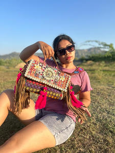 Nueva llegada real hecho a mano Rajasthani mujeres Tribal multicolor tela de algodón Boho Hippie gamuza cuero flecos borla Banjara bolsa - Product Image 3