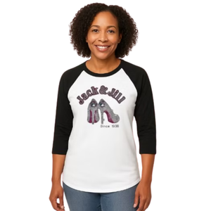 Camiseta de Béisbol para Mujer, Blanca y Negra, con Logotipo Redondo Brillante, Manga Raglán Tres Cuartos, Estilo Casual - Product Image 1