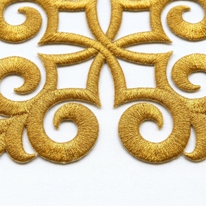 Parche Cuadrado Bordado Dorado con Diseño Arabesco, Insignia Cosida para Aplicación en Prendas, Estilo Clásico - Product Image 6