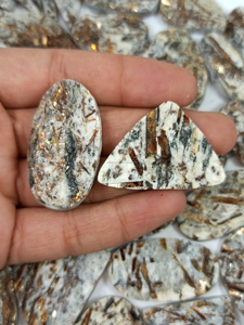 Radha Arts Astrophyllite Naturelle Druzy Cabochon en Vrac Lot en Gros Blanc Doré 25-45mm Formes Mixtes Tailles Personnalisables - Product Image 2