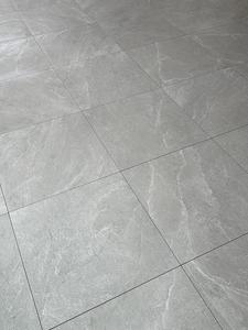 Baldosas de Porcelana Gris Claro Mate para Exterior, Superficie Antideslizante, Textura de Imitación de Piedra Moderna, Instalación Adhesiva, 600x900mm - Product Image 3