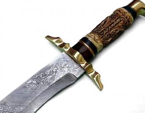 Outil utilitaire lourd en acier damas forgé à la main, sur mesure, avec manche en bois de cerf sculpté et garde en laiton. - Product Image 2