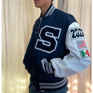 Blouson universitaire unisexe personnalisé pour l'hiver, design patchwork, extérieur en lin, lettres brodées, tissu polaire, 100% coton à l'avant - Product Image 4