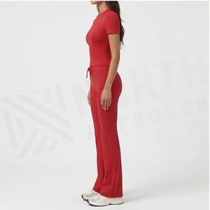 Conjunto de Yoga Rojo de 2 Piezas para Mujer: Top de Cuello Redondo y Manga Corta con Pantalones Acampanados de Cintura Alta y Cordón Ajustable, Sólido, Elástico, Sin Costuras, Ropa Deportiva - Product Image 3