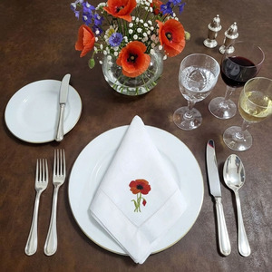 Serviettes de table en tissu classiques personnalisées, brodées de fleurs de coquelicot rouges, 50x50cm, en coton fait main avec ourlet festonné, pour la maison et l'hôtel - Product Image 1