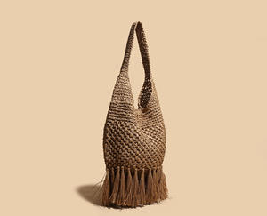 Refine su estilo casual con este clásico bolso de hilo natural diseñado con un llamativo contorno de flecos en la parte inferior y un buen agarre. - Product Image 5