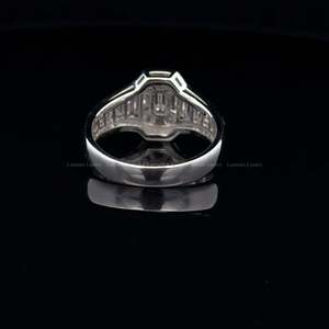 Anillo de Compromiso de Moissanita con Corte Esmeralda, Oro Sólido de 18K, Engaste Pavé, Diseño Geométrico Clásico para Mujer - Product Image 3