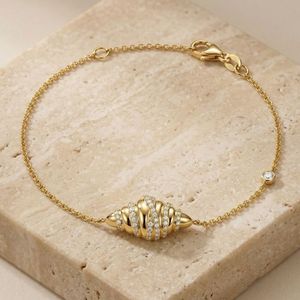 Bracelet Croissant en Laiton Plaqué Or avec Zircon, Personnalisable, Idéal pour les Fêtes, Vente en Gros de Bijoux - Product Image 3