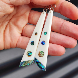 ต่างหูแบบห้อยทำมือ ดีไซน์ดั้งเดิม งานฝีมือจากวัสดุธรรมชาติ - Product Image 3