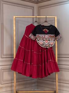 Lehenga Choli de Seda Romana de Diseño con 12 Metros de Falda, Bordado Kutchi Gamthi y Secado Rápido para la Colección Navrati - Product Image 3