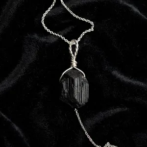 Collar de Turmalina Negra Natural en Bruto de 20 mm, Colgante de Piedra Natural Envolvente en Alambre de Latón, Acabado en Plata, Oro y Oro Rosa, Minimalista, Unisex - Product Image 3