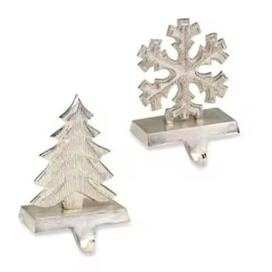 Soporte de Metal Tradicional para Calcetines Navideños, Gancho Clásico de Hierro para Colgar Calcetines en la Chimenea o en la Pared - Product Image 3