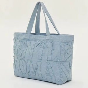 Bolso tote de mezclilla azul estilo urbano para mujer, de gran capacidad, con borde deshilachado y detalle de parche con letras Gentlewoman. - Product Image 1