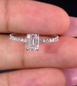 Anillo Elegante con Diamante Cultivado en Laboratorio con Corte Esmeralda Certificado por IGI, con Micro Pavé de Diamantes y Halo Oculto, Anillo de Promesa - Product Image 1