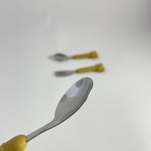 ชุดช้อนส้อมสแตนเลสสำหรับเด็กพร้อมด้ามจับซิลิโคน อุปกรณ์ให้อาหารสำหรับเด็กวัยหัดเดิน ใช้กับเครื่องล้างจานได้ ทำความสะอาดง่าย - Product Image 2