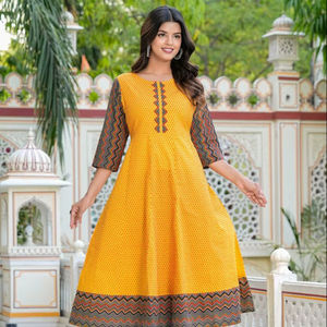 Ensemble Anarkali Kurta Pantalon et Dupatta en Coton Imprimé Géométrique Longueur Mollet Couleur Moutarde Vêtements Traditionnels Ethniques pour Femmes – Vente en Gros - Product Image 1
