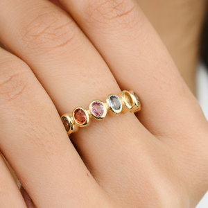 Bague éternité en or blanc 14 carats avec saphirs naturels multicolores et sertissage à griffes - Product Image 1