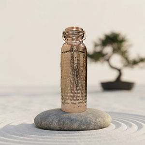 Botella de cobre martillado artesanal clásica de Indian Exports International (Cobre puro certificado) - Product Image 1