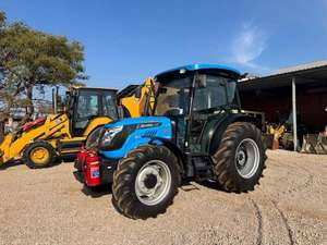 Tractor Solis con rendimiento agrícola confiable, opciones 4x4, elevación hidráulica potente y motor diésel eficiente - Product Image 2