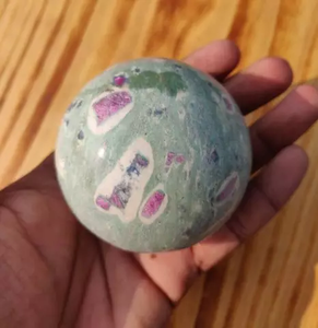 Esfera de Cristal de Fuchsite con Rubí Natural, Piedra Pulida para Decoración del Hogar, Regalo de Feng Shui - Product Image 1