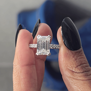 Bague de fiançailles élégante en or blanc avec diamant de laboratoire taille émeraude 3 carats et demi-bague éternité à double griffe - Product Image 1