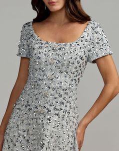 Robe fourreau mi-mollet élégante en satin et sequins, style vintage, avec col rond et manches courtes, gris - Product Image 4