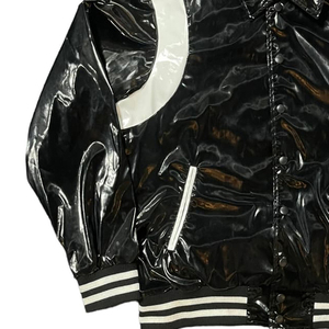 Veste de baseball rétro en cuir PVC pour homme avec col montant et logo sur le devant, couleur et logo personnalisables - Product Image 4