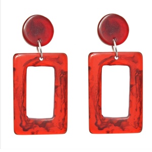 Boucles d'oreilles pendantes en résine pour femmes luxueuses fabriquées à la main Couleurs personnalisées Accessoires de mode hautement polis d'Inde - Product Image 1
