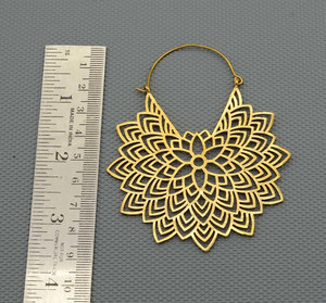 Boucles d'oreilles créoles faites à la main en perles dorées, style tribal bohème minimaliste ethnique, bijoux de Bali par Hari Om Creations - Product Image 4