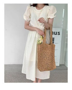 Refina tu estilo diario con este clásico bolso de hilo natural diseñado con una textura de crochet y correas. - Product Image 2
