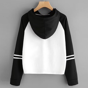 Sweat à capuche personnalisé pour femme, coupe raglan, imprimé noir, blanc et rose, avec rayures contrastées style universitaire, en polaire, coupe courte - Product Image 3