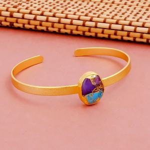 Brazalete Ajustable Abierto Geométrico Ovalado de Piedra Amatista Mohave, Chapado en Oro, Hecho a Mano, Moderno y Elegante, Unisex - Product Image 4