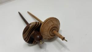 Aiguille à filer en bois de hêtre artisanale, conçue pour le filage du laine, le tissage et les travaux textiles, durable pour les artisans et les amateurs. - Product Image 2