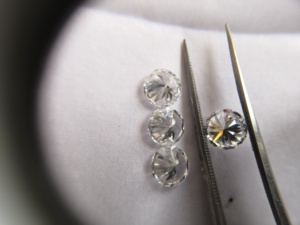 แหวนเพชร0.28 CT สำหรับผู้ชายที่มี G-H 4.20มม. VVS CVD HPHT เพชรสังเคราะห์ที่ปลูกในห้องปฏิบัติการเพชรหลวมขัดเงา - Product Image 3