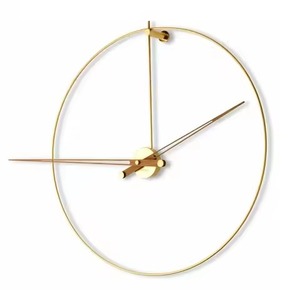 Horloge murale moderne en métal avec chiffres romains, design analogique à quartz, style minimaliste, aspect antique, décoration de salon - Product Image 4