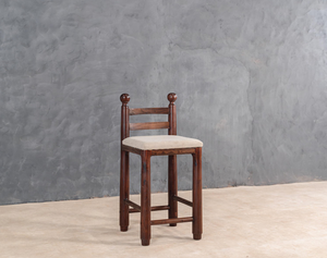 Modernos Taburetes de Bar Giratorios para Exteriores con Altura Ajustable, Tapicería de Cuero Sintético, Respaldo de Madera Curvada y Estructura Metálica para Gimnasios y Centros Comerciales - Product Image 1