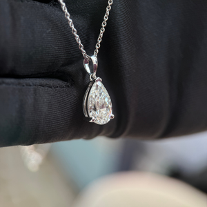 Colgante de Diamante Brillante en Forma de Pera de 2.50ct, Certificado por IGI, Oro Blanco de 14K, Joyería Fina - Product Image 3