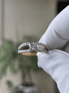 Anillo de Lujo con Diamante Cultivado en Laboratorio con Corte Pera, Certificado IGI, 0.30 Ct, Banda de Oro con Diseño Dividido, Engaste Pavé, Joyería Nupcial Contemporánea - Product Image 2