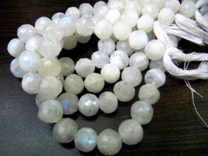 Perles de pierre de lune arc-en-ciel blanches naturelles 9-10 mm facettées 10 pouces - Product Image 2