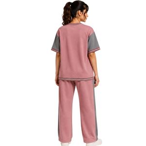 Ensemble décontracté deux pièces pour femme, rose poudré et gris, avec t-shirt à manches courtes et pantalon large, personnalisé avec empiècements contrastants - Product Image 2